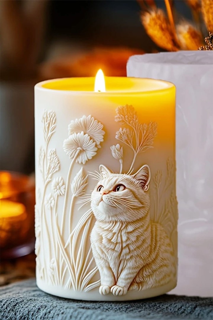Natürliche Sojakerze mit Katze zwischen Gräsern und Blumen