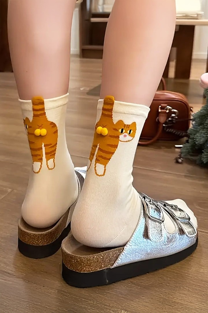 Weiße Socken mit Katze und 3D-Eiern - ein Geschenk für Katzendamen und Katzenliebhaber