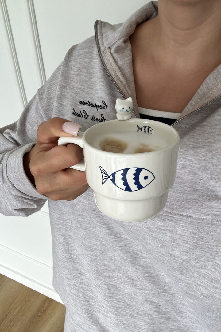 Retrobecher mit Fisch und Keramikkatze