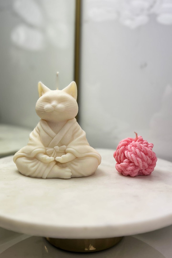 Natürliche Soja Kerze meditierende Katze Yoga Buddha mit rosa Kugel
