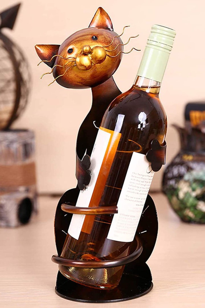 Weinregal mit Katzenmotiv