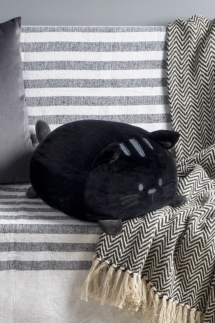 Schwarzes Kissen in Form einer Katze