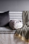Graues Kissen in Form einer Katze