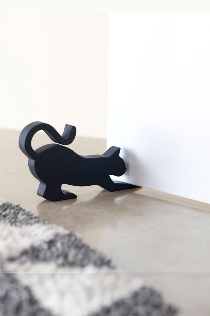 Türstopper in Form einer schwarzen Katze
