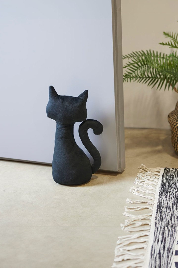 Türschutz in Form einer schwarzen Katze