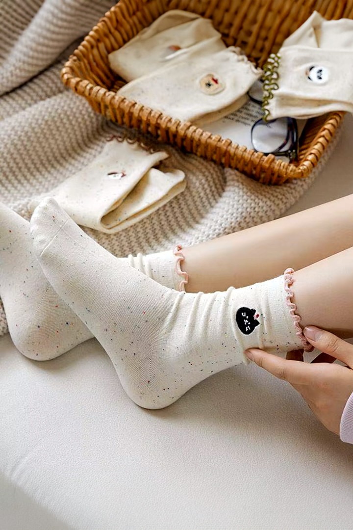 Socken mit gerüschter gestickter Katze