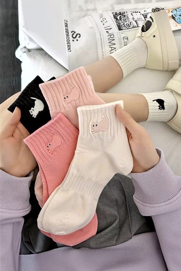 Bestickte Katzensocken für die Katzendame