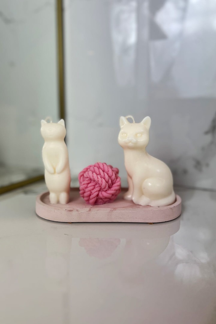 2 katzenförmige Sojakerzen + Wollknäuel