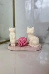 2 katzenförmige Sojakerzen + Wollknäuel